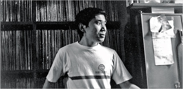 Haruki Murakami, 1978'de "Peter Cat" adlı caz barının ofisinde. (Fotoğraf: The New York Times)
