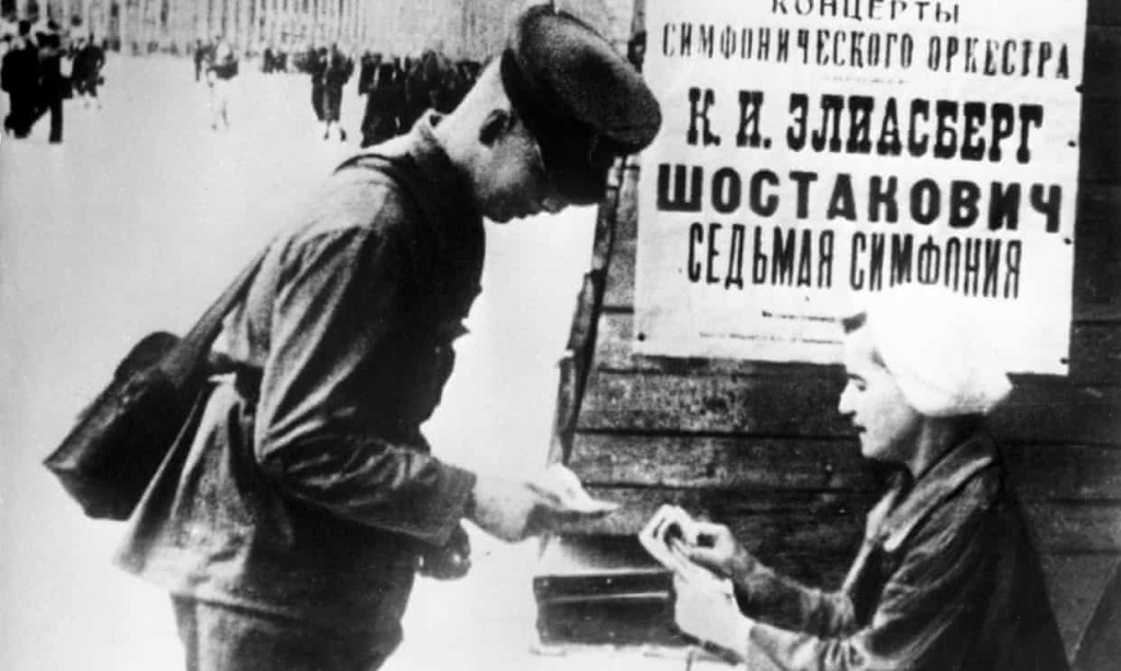 Bir Sovyet askeri, 7. Senfoni’nin Leningrad prömiyerine (1942) bilet alıyor. Fotoğraf: Sovfoto, UIG, Getty Images.