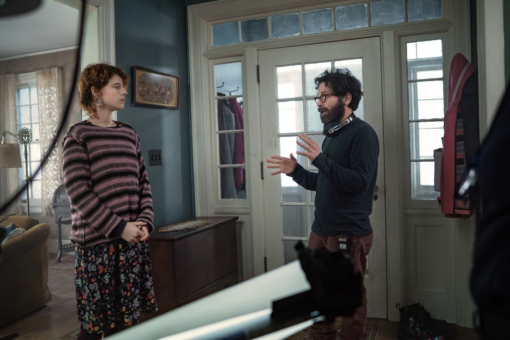 Jessie Buckley ve Charlie Kaufman I'M THINKING OF ENDING THINGS (Charlie Kaufman, 2020) setinde. Fotoğraf: Mary Cybulski, Netflix.