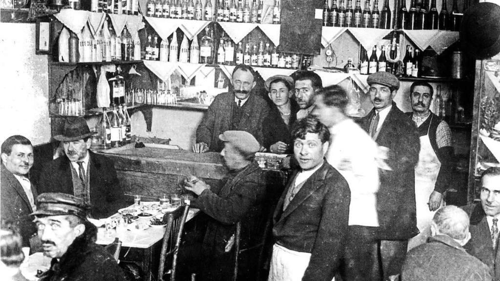 Eski bir İstanbul meyhanesi. Fotoğrafçı bilinmiyor.