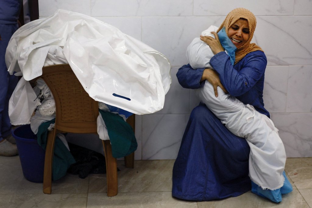Filistinli Abu Maamar, İsrail saldırısında ölen yeğeninin cesedini Han Yunus’taki Nasser hastanesinde kucaklıyor. Gazze, 17 Ekim 2023. Fotoğraf: Muhammed Salem, Reuters.