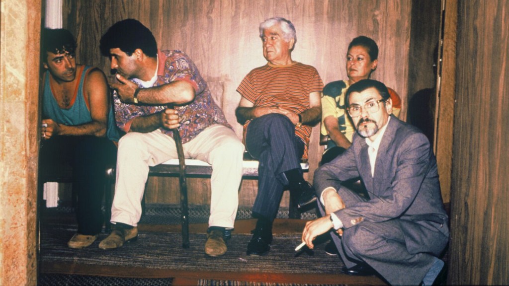 Madımak Oteli saldırganların kuşatması altında, 2 Temmuz 1993. Fotoğraf: Madımak Katliamı Hafıza Merkezi.